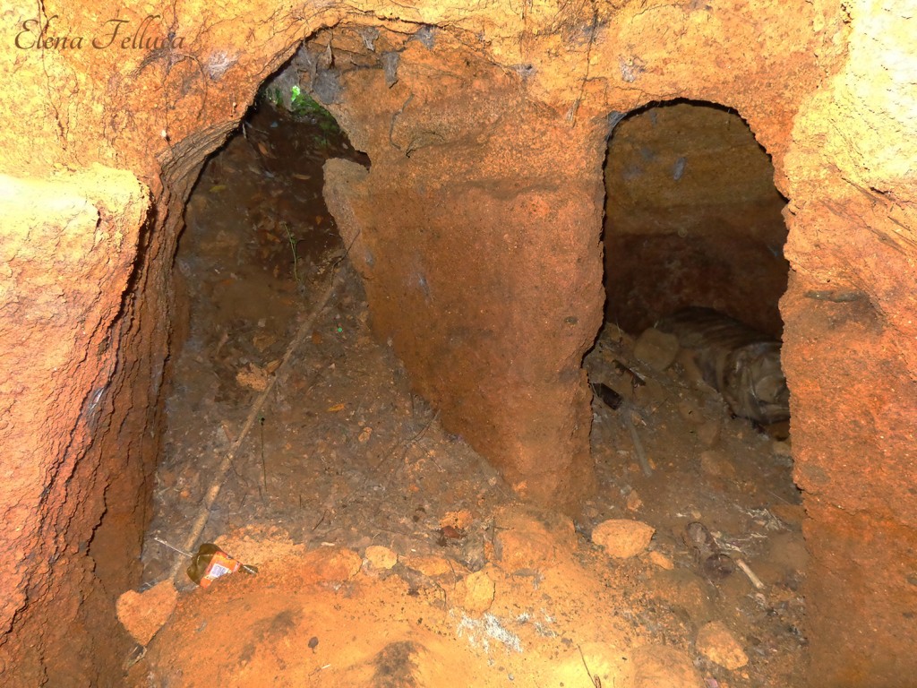 Bracciano, grotta sulla Settevenepalo 1f, ambiente sud-est, accesso a sinistra, suddivisione a destra.