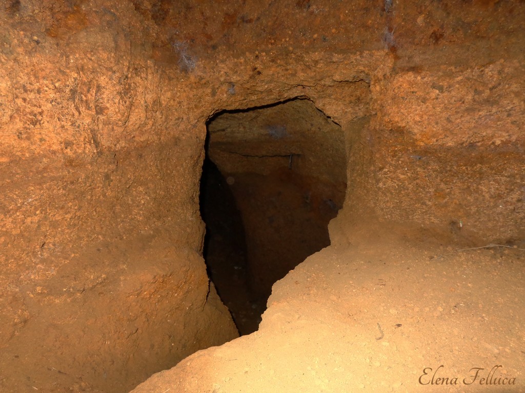 Bracciano, grotta sulla Settevenepalo 1f, ambiente nord-ovest, ingresso all'ambiente sud-est.