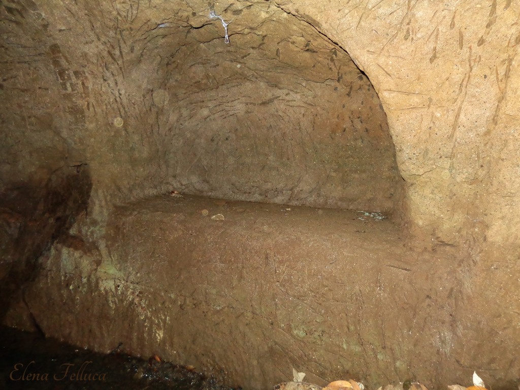 Bracciano, cavità artificiale 14-10-2014, corridoio d'ingresso, nicchia laterale.